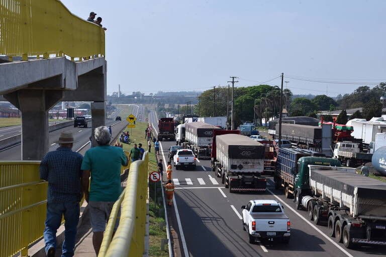 Caminhoneiros protestam em rodovias de ao menos 14 estados