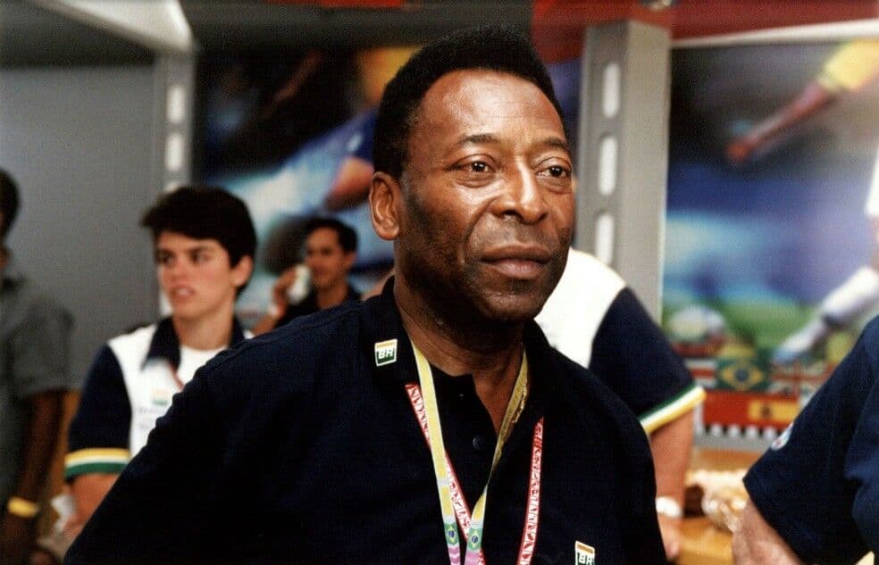 Pelé segue internado em UTI e se recupera de maneira satisfatória após retirada de tumor, diz boletim médico