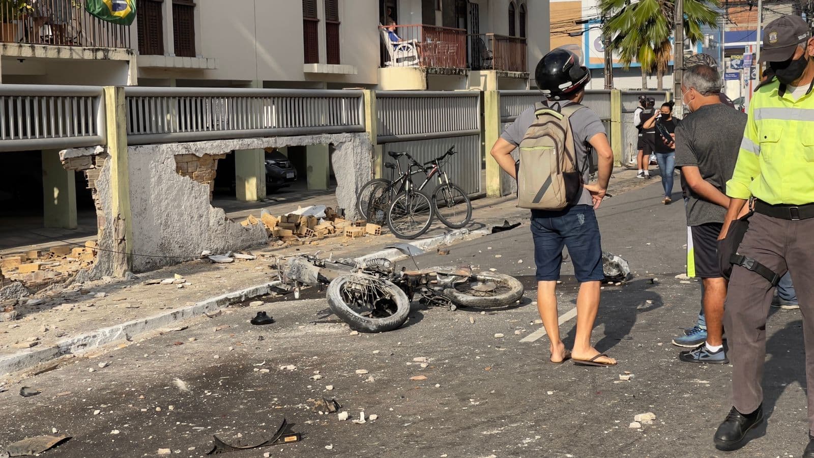 Acidente grave envolvendo carro e moto deixa uma pessoa morta no Retão de Manaíra, em João Pessoa