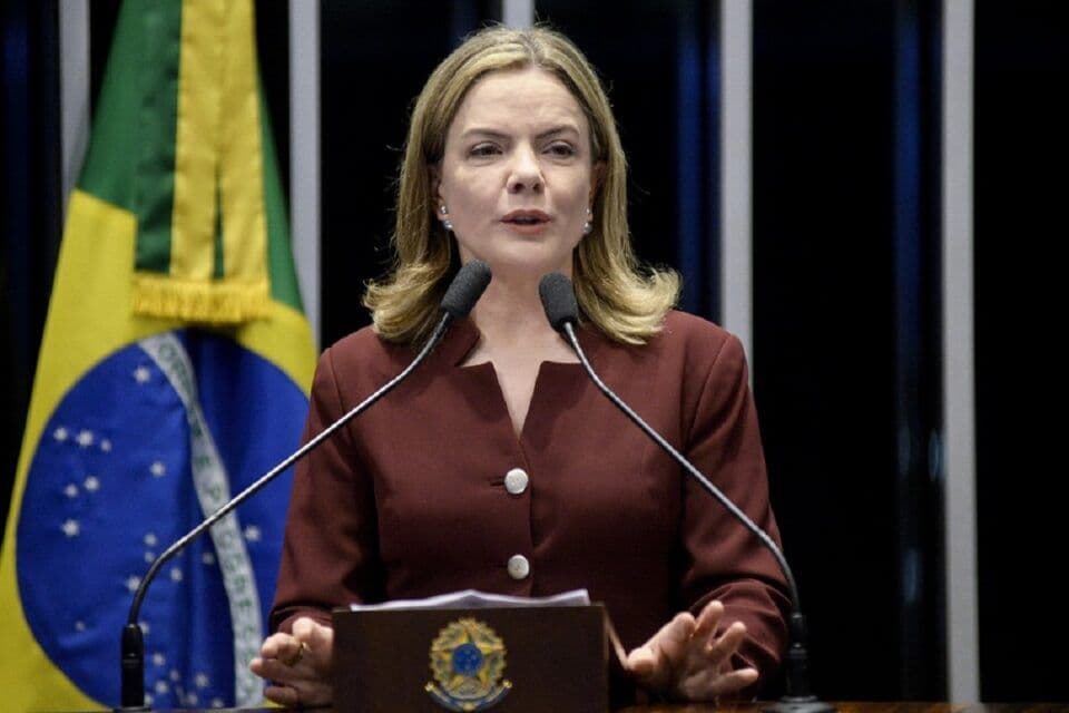 'PT está na rua há meses contra Bolsonaro, mas não vai apenas aderir a protestos', diz Gleisi Hoffmann