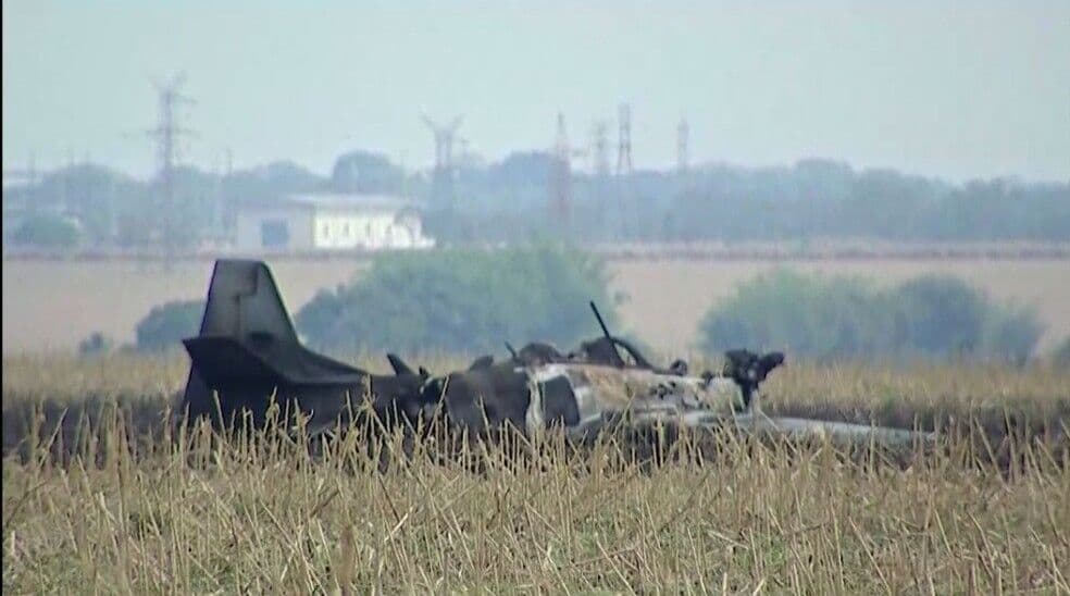 Ao detectar falha, piloto se ejeta antes de aeronave militar cair sobre área de vegetação em Campo Grande