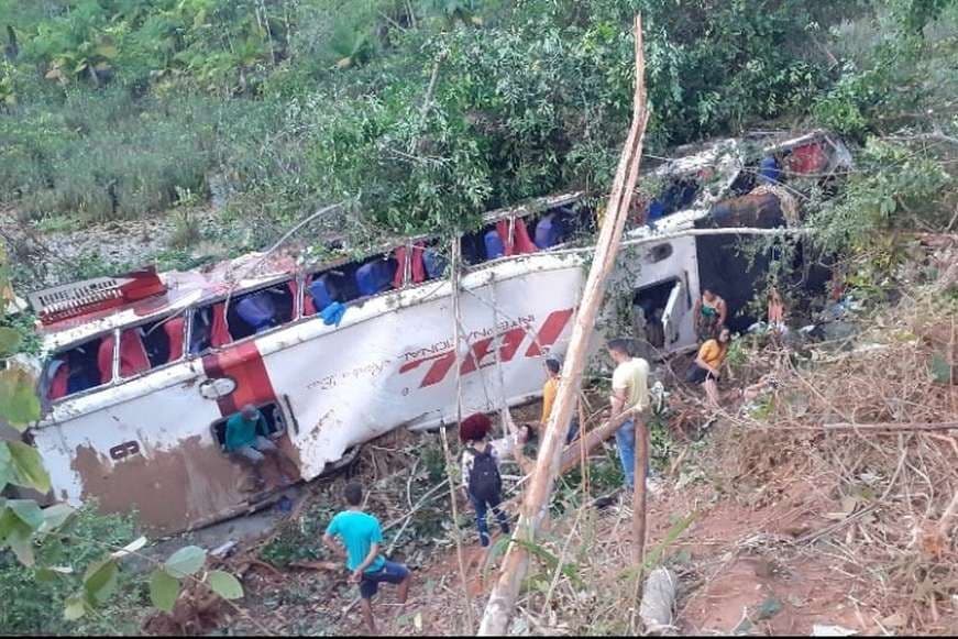 Ônibus cai em ribanceira e deixa ao menos 4 mortos em trecho da BR-222 no Maranhão