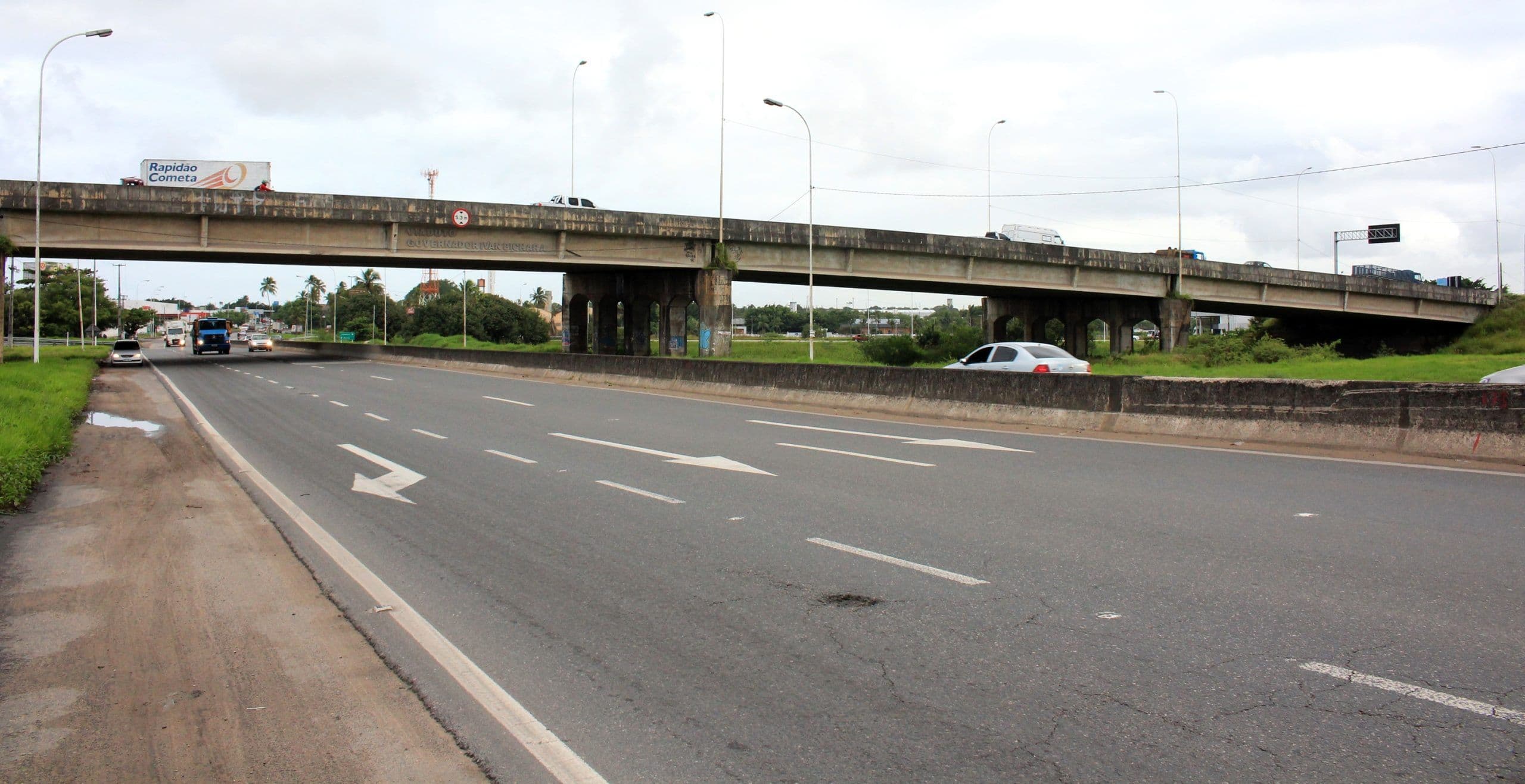 Caminhão quebra nas região das Três Lagoas, em João Pessoa, e trânsito da BR-230 é desviado