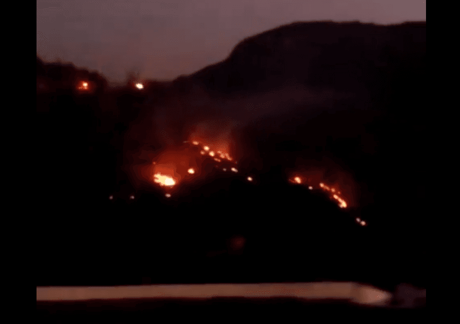 Acidente com caminhão transportando pá eólica gera incêndio em mata e congestionamento em rodovia da Serra de Santa Luzia