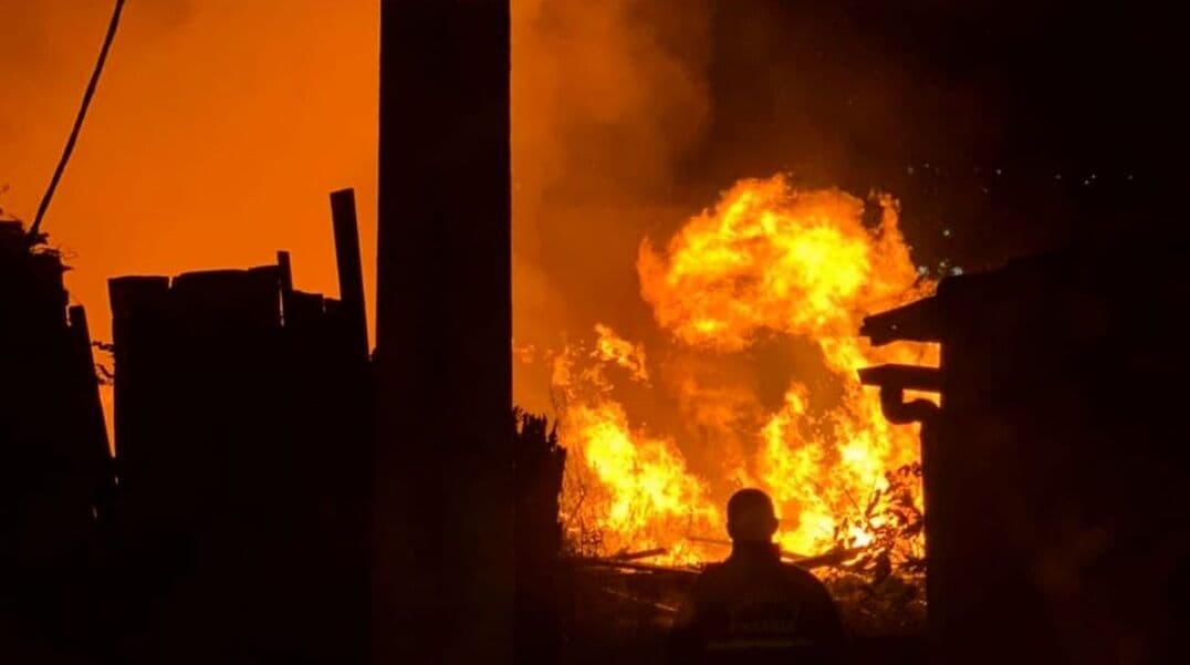 Incêndio de grandes proporções atinge madeireira em Solânea; chamas foram controladas após 8h de trabalho do Corpo de Bombeiros