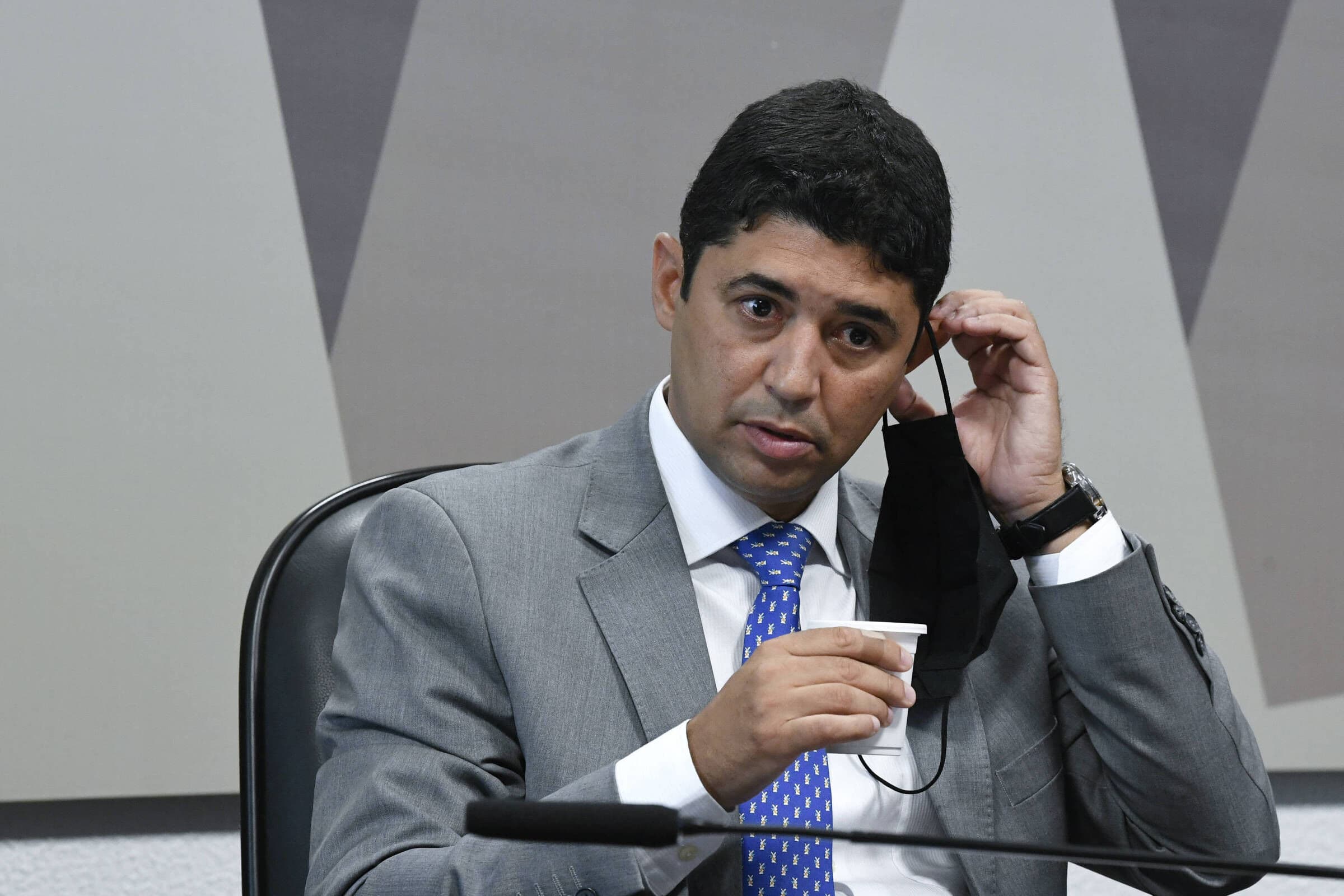 Em áudio vazado, presidente da CPI chama ministro de 'petulante'