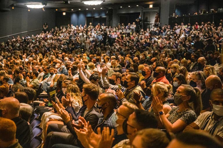Broadway reabre lotando teatros em Nova York, mas ainda sofre sem os turistas