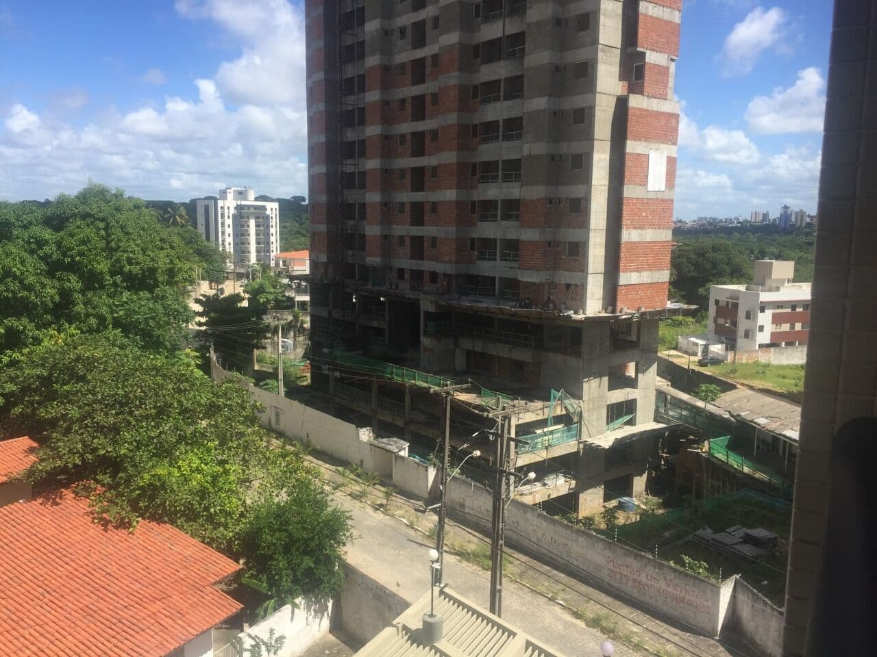 Após recorrer à Justiça, construtora GBM perde ação e será obrigada a retirar guindaste de prédio Liége sob multa diária de R$ 5 mil