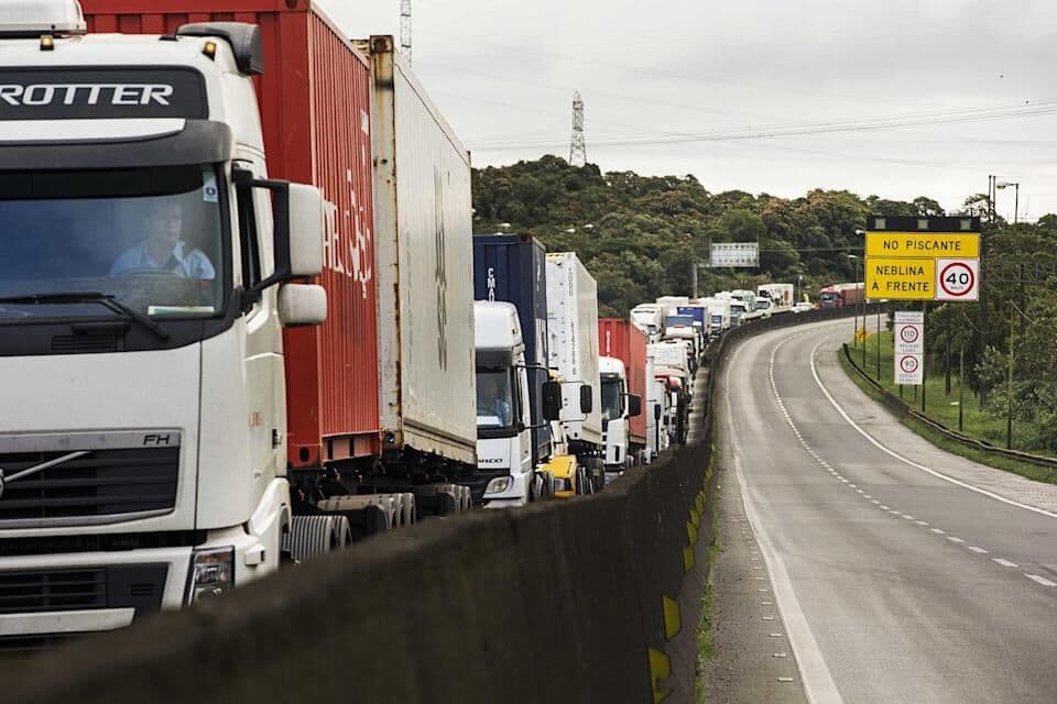 Senado aprova MP que afrouxa regras de pesagem de caminhões