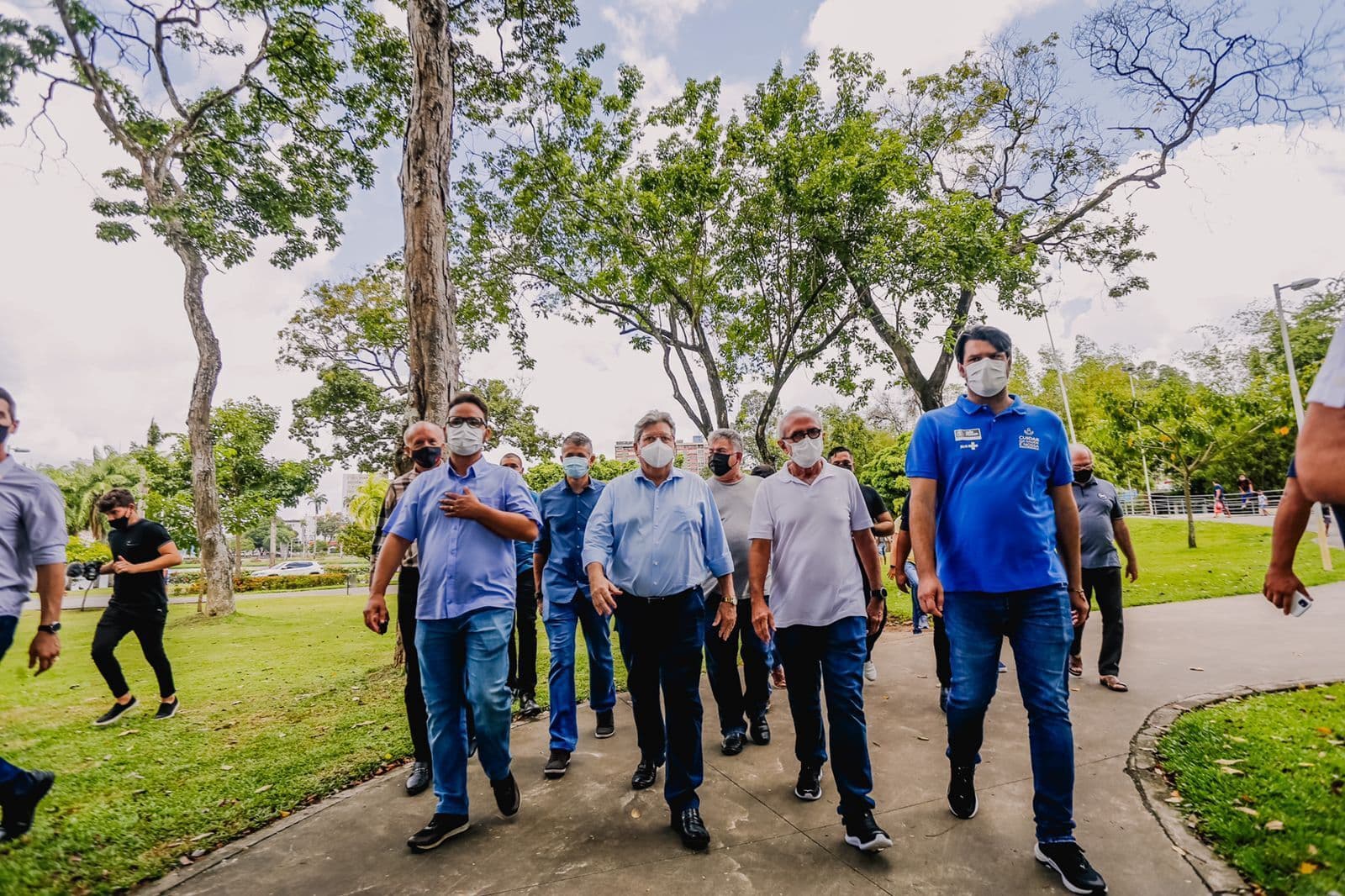 Prefeito e governador visitam posto de aplicação no Dia D da vacinação contra Covid-19