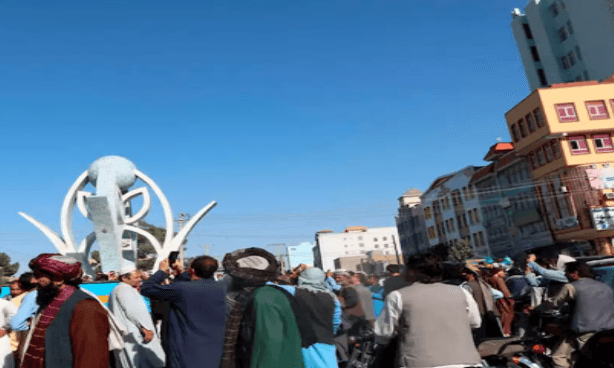 Talibã mata e exibe corpos de supostos sequestradores em cidade do Afeganistão