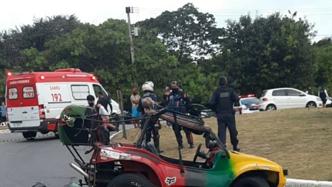 Buggy capota em rotatória próxima à Estação Cabo Branco e motorista morre