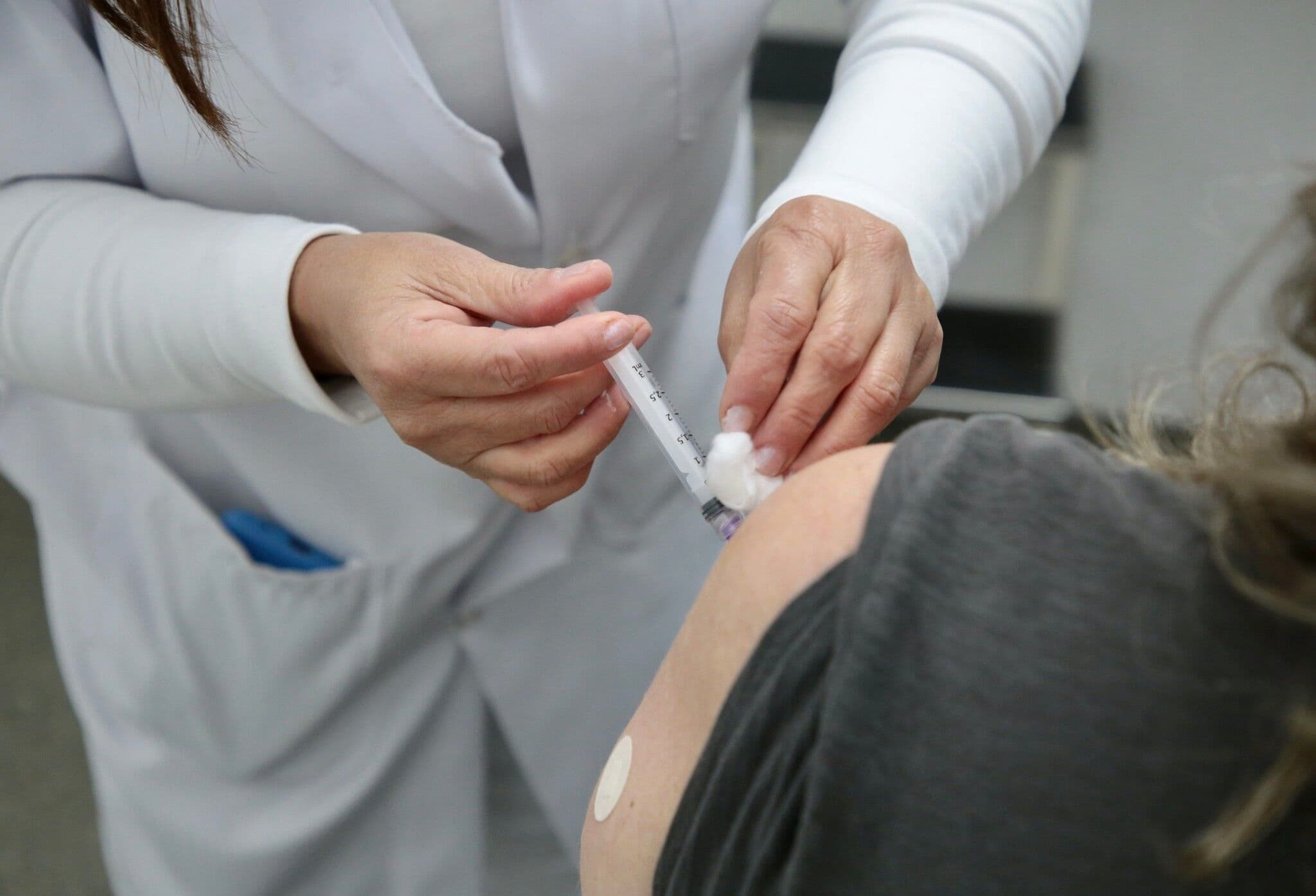Reforço da Pfizer aumentou em 20 vezes número de anticorpos em vacinados com CoronaVac, mostra estudo