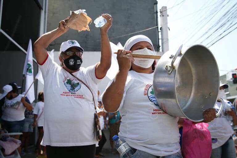 Manifestantes protestam contra alta da conta de luz