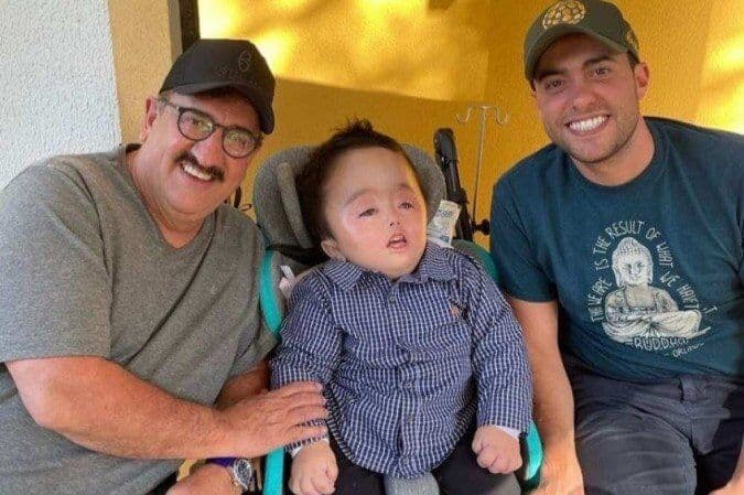 Em foto rara, Ratinho aparece com neto Noah, que tem hidrocefalia