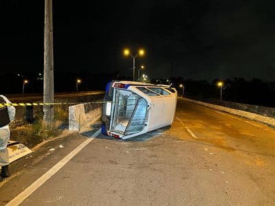 Carro de funerária tomba após motorista perder controle de veículo em João Pessoa