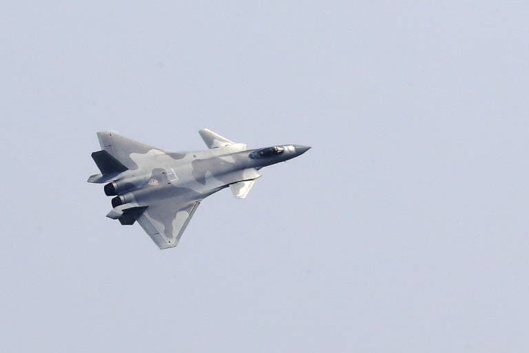 China apresenta novas armas e provoca os EUA durante show aéreo