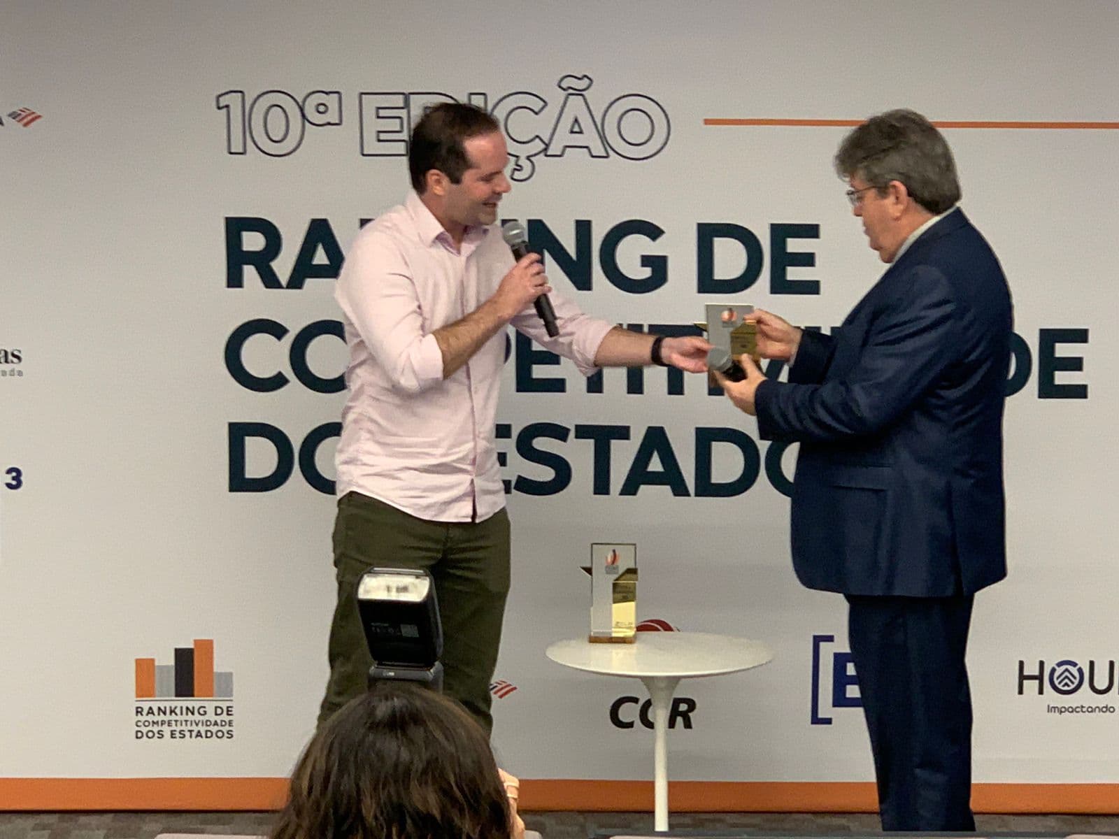 João Azevêdo recebe prêmio do CLP, em São Paulo, como destaque da Paraíba em Educação