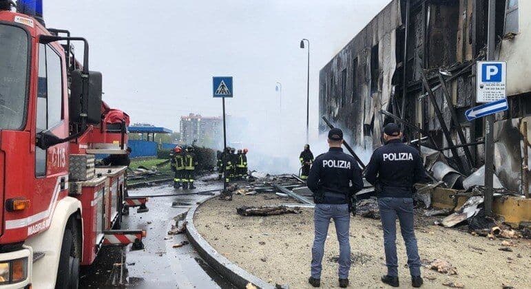 Avião se choca contra edifício e deixa oito mortos na Itália
