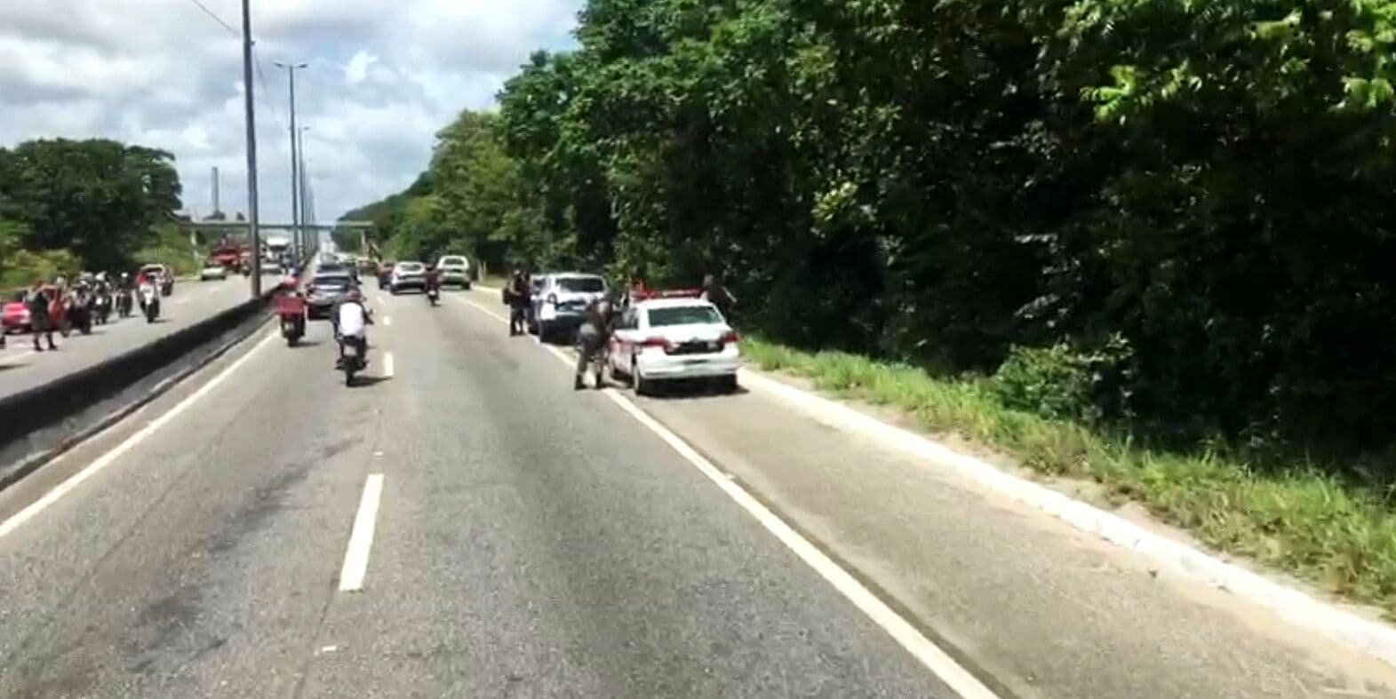 Perseguição policial assusta motoristas e interdita BR-230 em João Pessoa