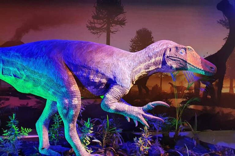 Dinossauro de garras enormes descoberto no interior de MG ganha reconstrução artística