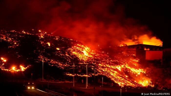 Ilhas Canárias: lava vulcânica atinge e destrói mais casas em La Palma