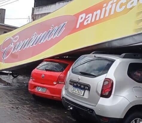 Fachada de padaria desaba, deixa uma pessoa ferida e atinge carros e motos estacionados em Mangabeira