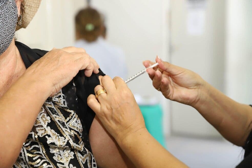 Cabedelo inicia aplicação da terceira dose de vacina da Covid em idosos acima de 65 anos