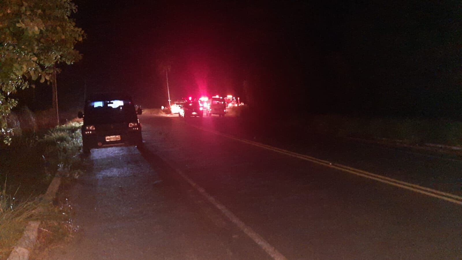 Colisão de carro contra árvore em rodovia de João Pessoa deixa uma idosa morta e duas mulheres feridas