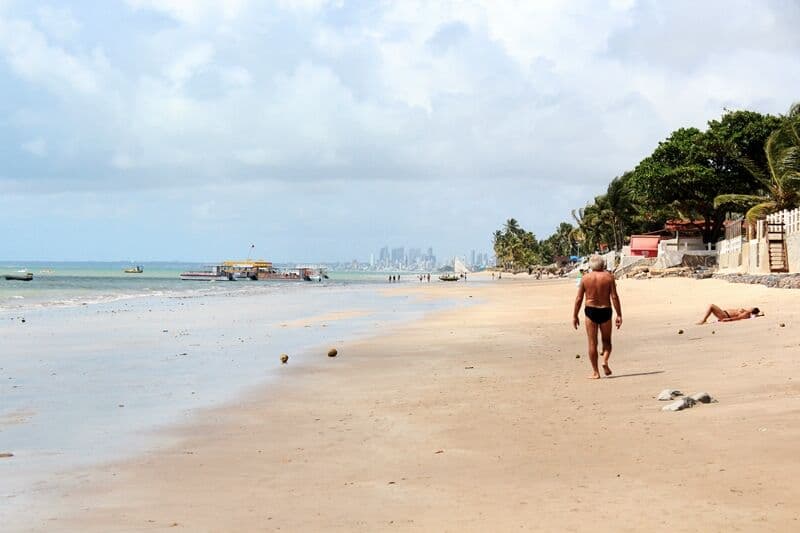 Pescador morre afogado na praia do Seixas em João Pessoa
