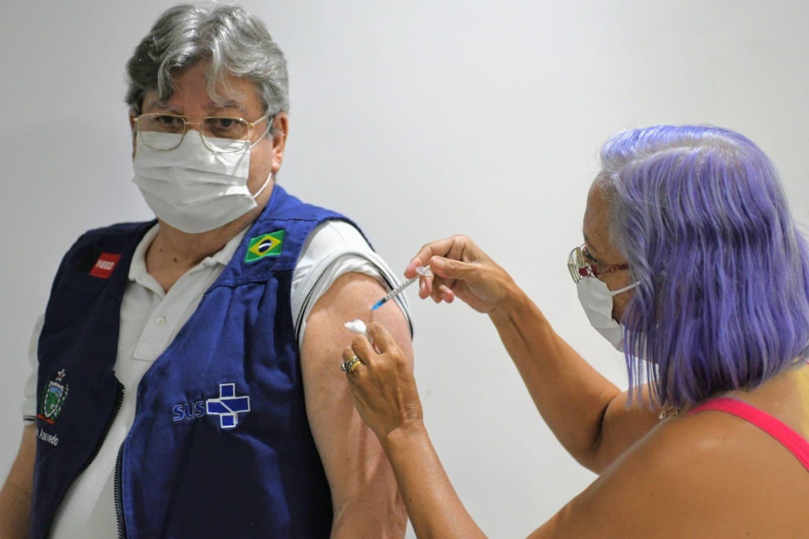 Governador João Azevêdo é vacinado com terceira dose contra Covid-19