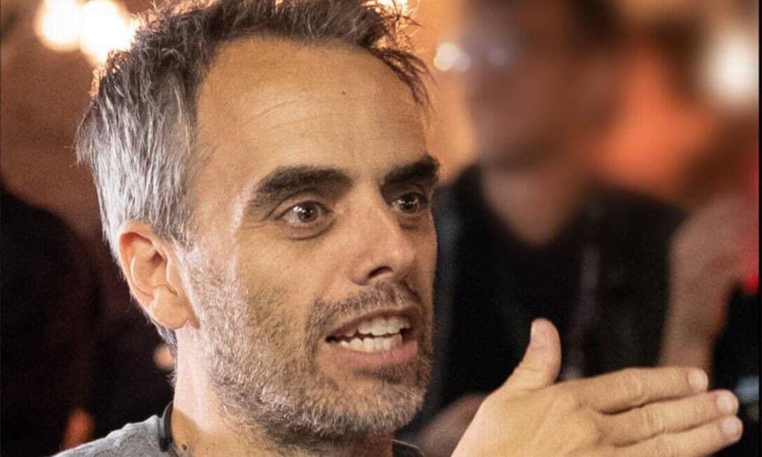 'Arrasado pela perda de minha amiga', diz diretor ferido por disparo de Alec Baldwin