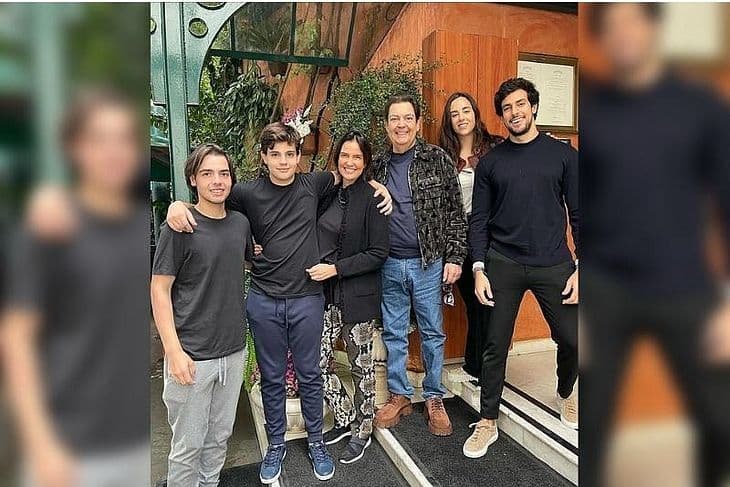 Faustão usa sapato que custa mais de R$ 8.000 em foto rara com família