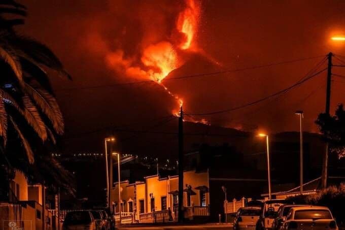 Tudo por uma selfie: turistas lotam La Palma para ver erupção de vulcão