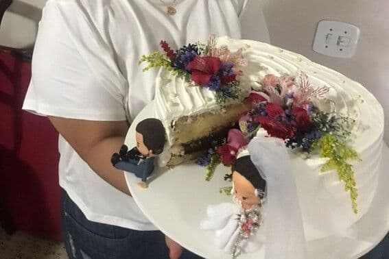 Noiva é abandonada, descobre traição, faz 'bolo do divórcio' e tenta vender festa para pagar dívidas