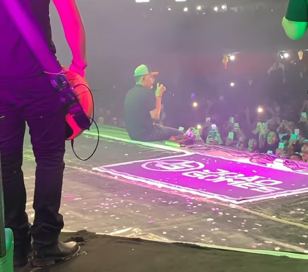 João Gomes homenageia Marília Mendonça em show cantando música da cantora: "O que falta em você sou eu"