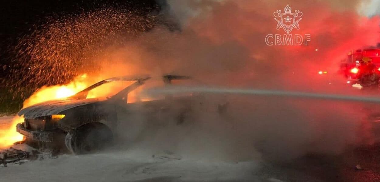 Homem ateia fogo no próprio carro e sai andando nu em Brasília