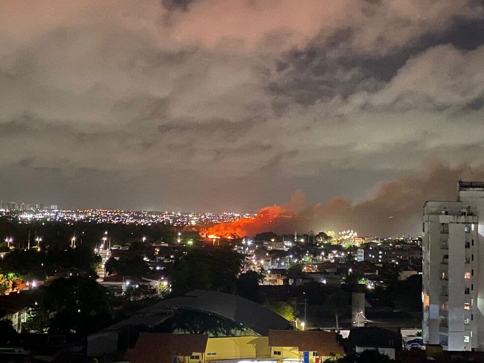 Incêndio que dura mais de 12 horas no Parque do Cocó deixa bairros de Fortaleza cobertos de fumaça