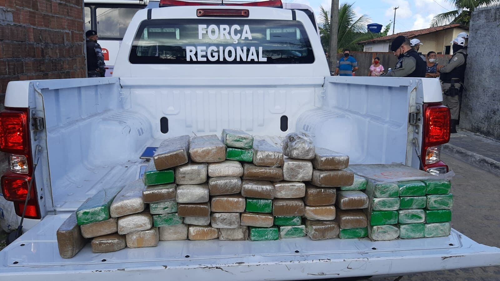 Polícia cumpre mandado de prisão e apreende cerca de 80 quilos de drogas durante reintegração de posse da comunidade Dubai, em João Pessoa