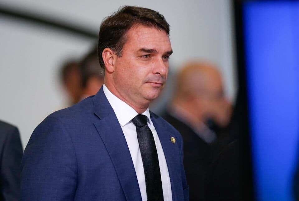 Investigação contra Flávio Bolsonaro depende de nova denúncia, decide ministro do STJ