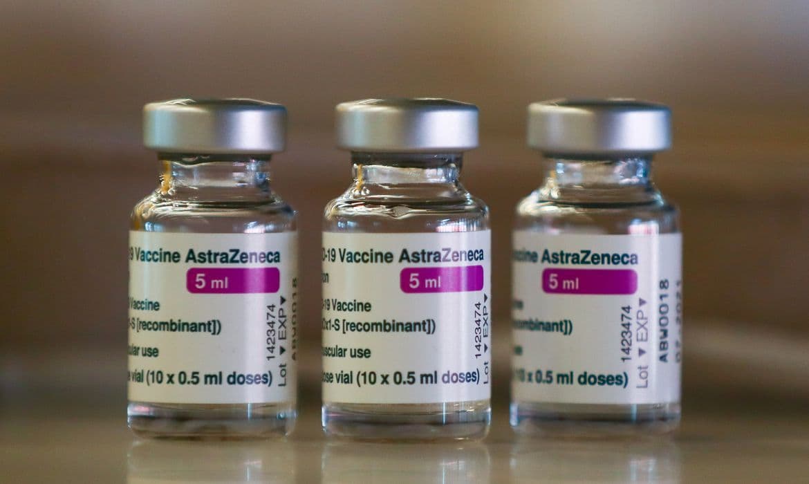 Oxford diz que ainda não há evidência de que vacinas não protegerão contra casos graves da ômicron