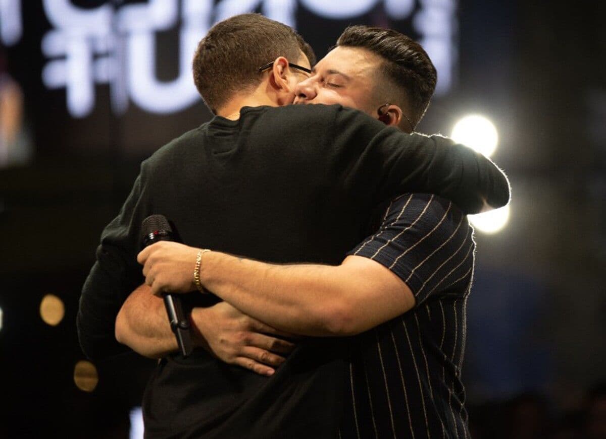 Murilo Huff chora ao ser surpreendido por irmão de Marília Mendonça em 1º show após morte da cantora