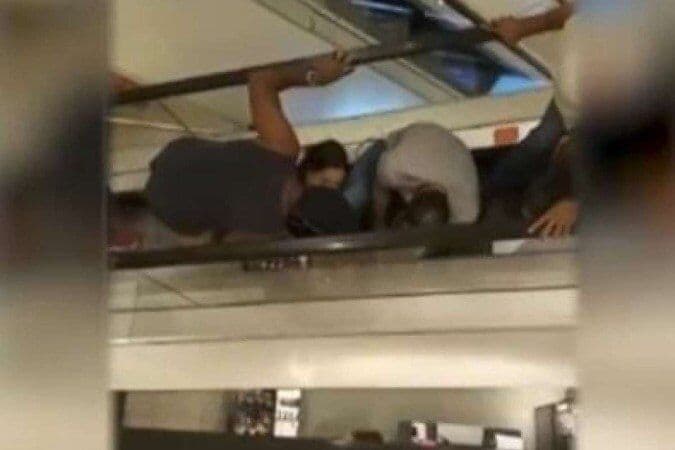 Criança fica com a mão presa em escada rolante de loja