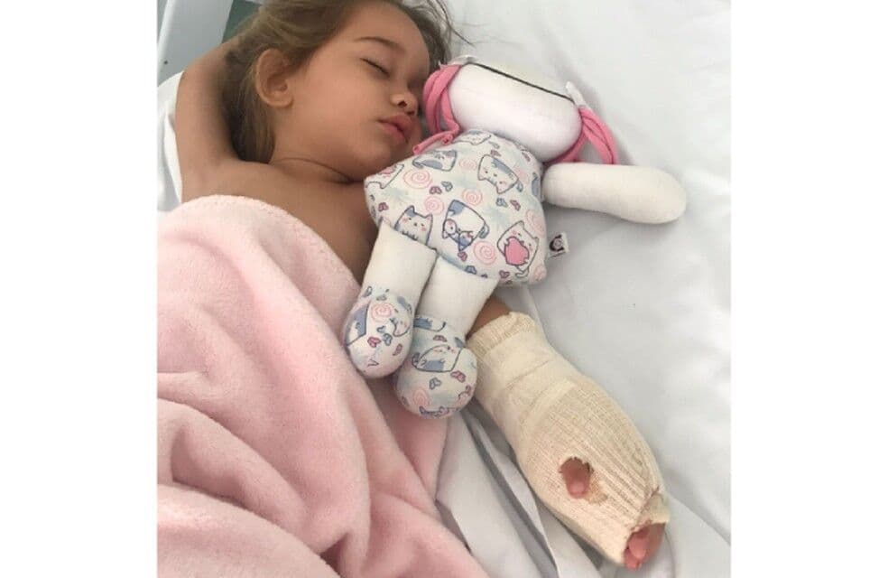 Criança que ficou com a mão presa em escada rolante de loja na BA faz cirurgia: 'Teve que reconstruir todos os dedos dela', diz irmã