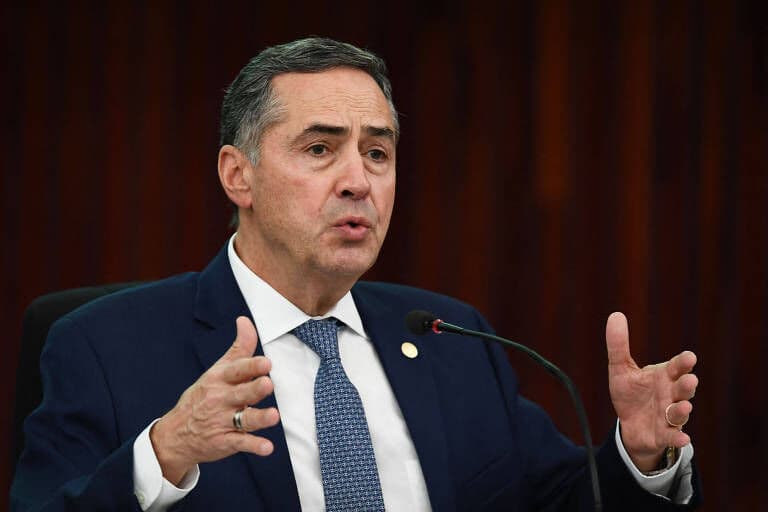 Ministro do STF cobra governo sobre passaporte da vacina nos aeroportos