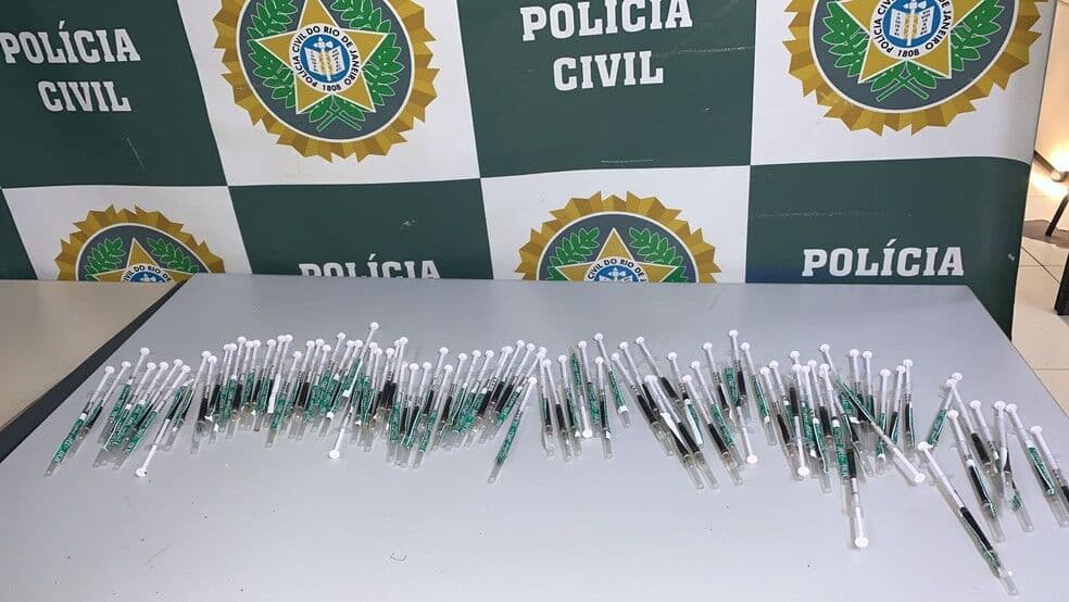 Homem é preso com seringas de 'maconha líquida' e 8 mil cápsulas de cocaína no Rio de Janeiro