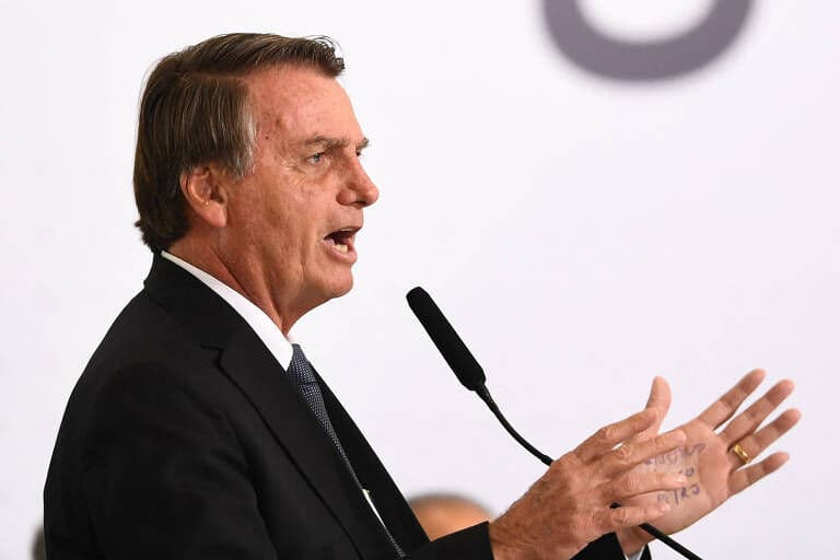 'Anvisa quer fechar espaço aéreo', diz Bolsonaro ao minimizar ômicron