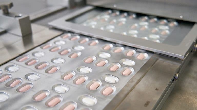 Pílula contra covid reduz risco de hospitalização em quase 90%, diz Pfizer