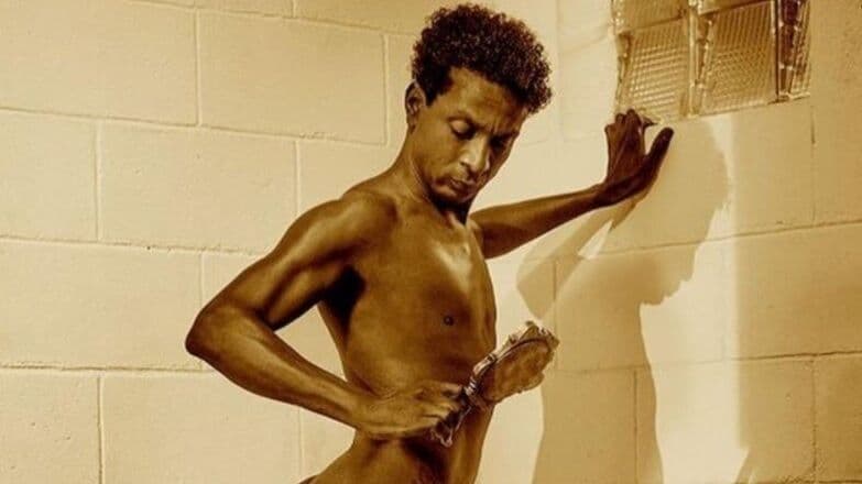 Luís Miranda posta foto nu e faz reflexão em rede social: ‘Arte é resistência’