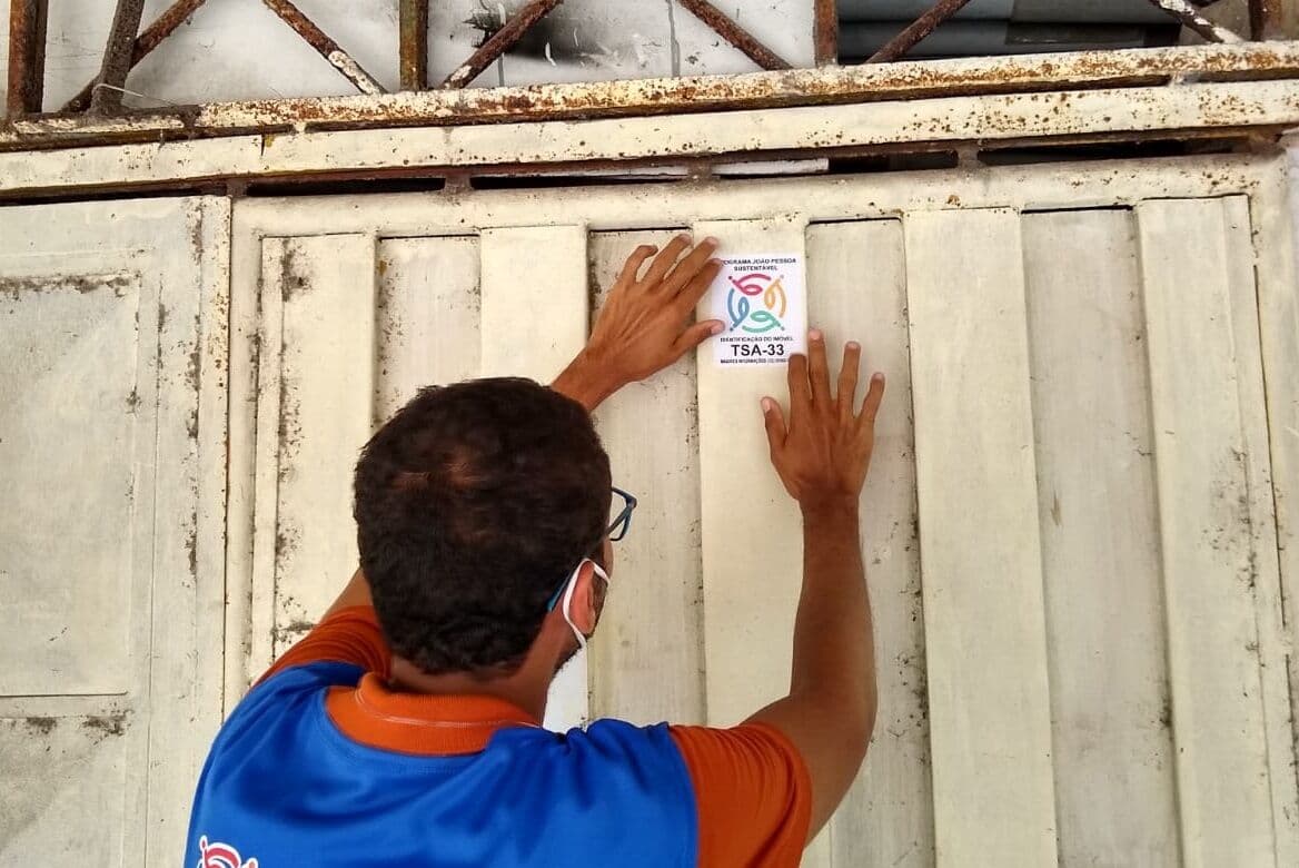 Comunidade Tito Silva recebe selo de identificação dos imóveis em área de risco